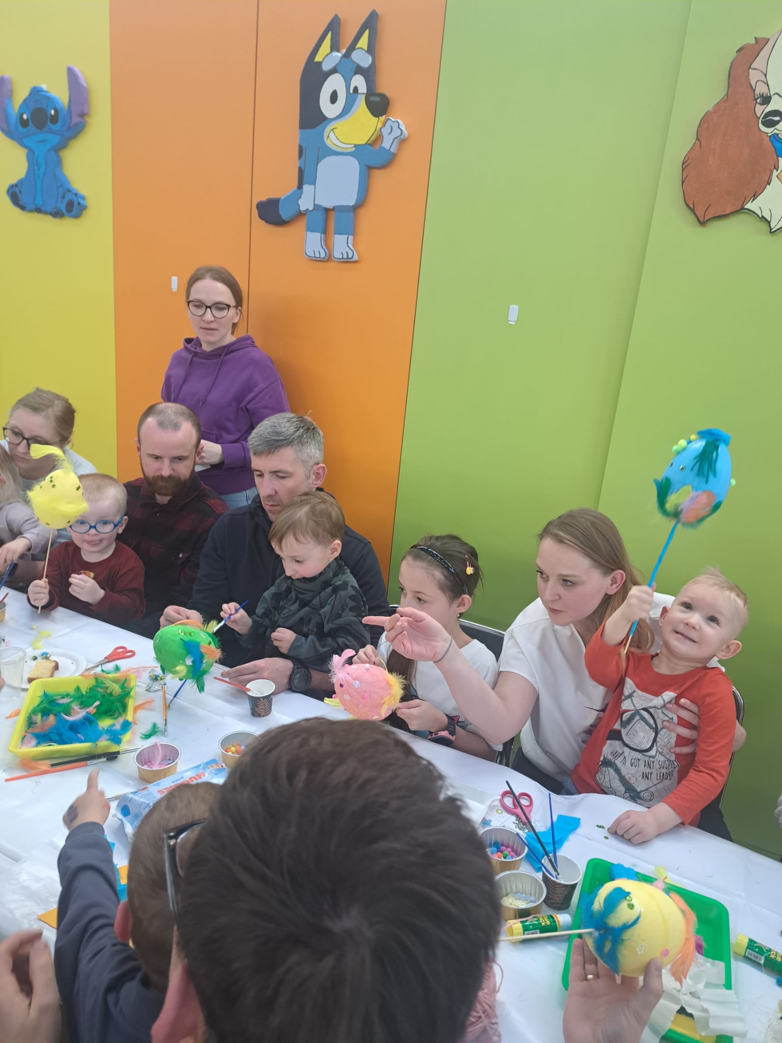 Warsztaty wielkanocne, Rodzice i dzieci dekorują pisanki
