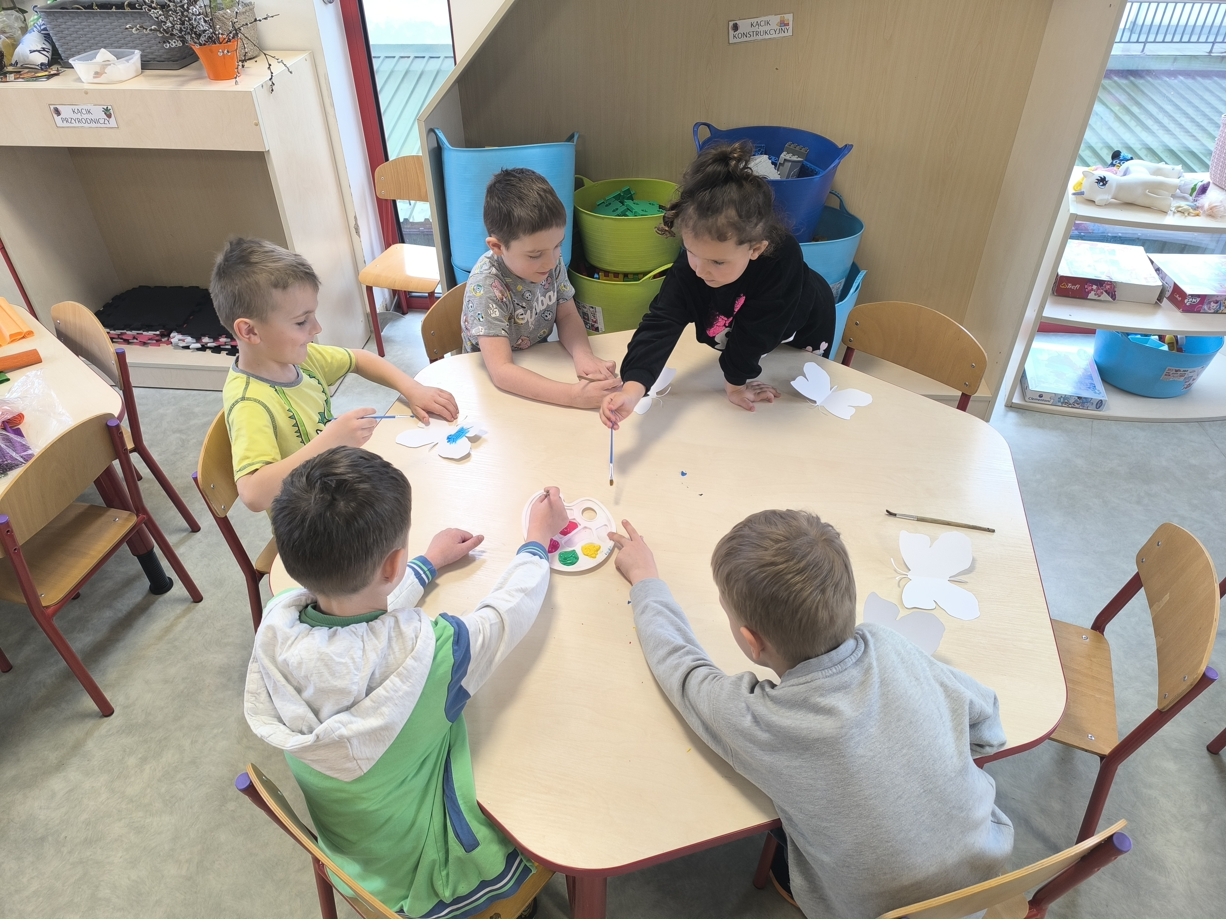 Dzień Motyla - Przedszkolaki malują wycięte z papieru motyle podczas zajęć plastycznych.