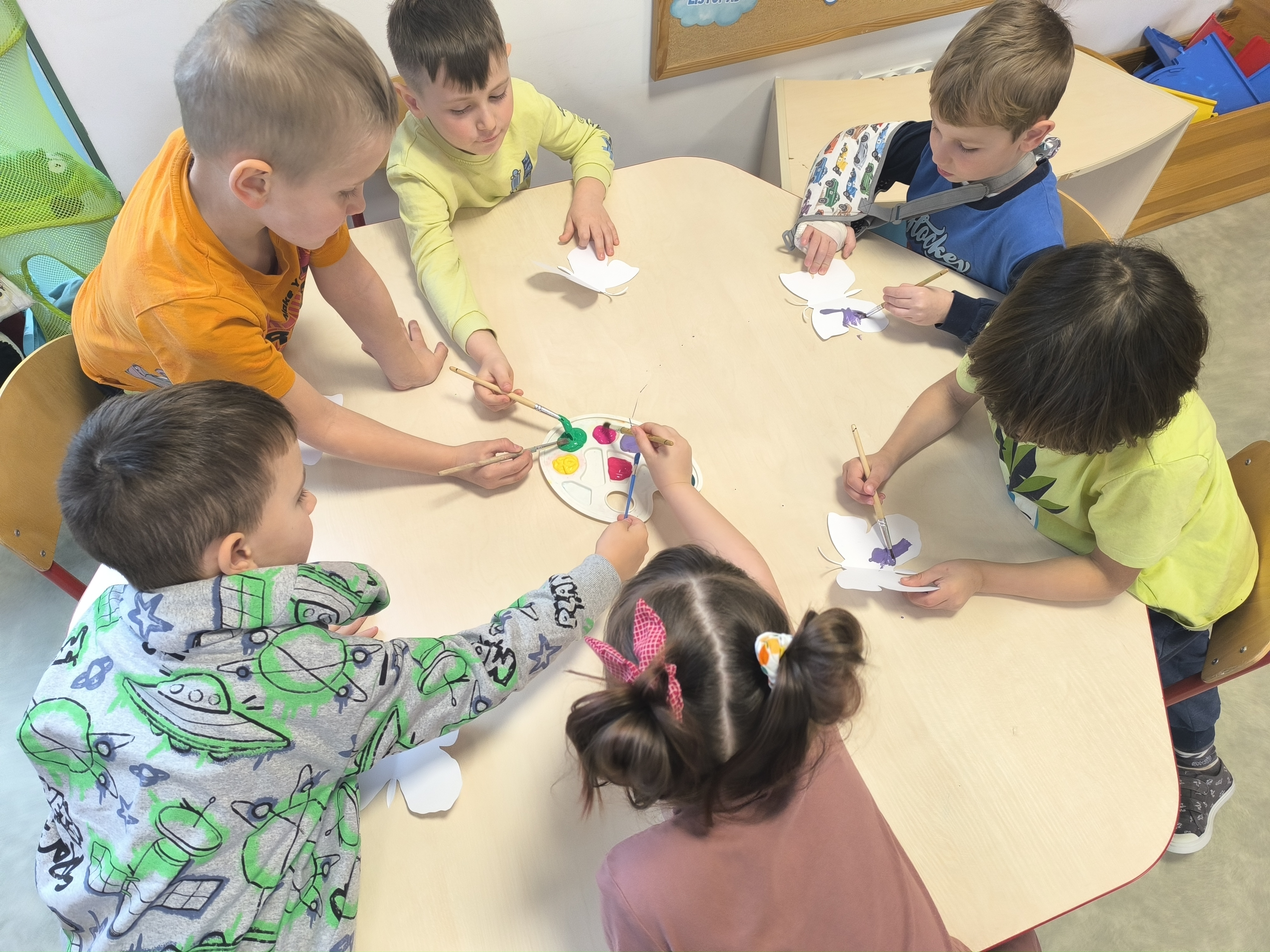 Dzień Motyla - Dzieci malują papierowe motyle na różne kolory.
