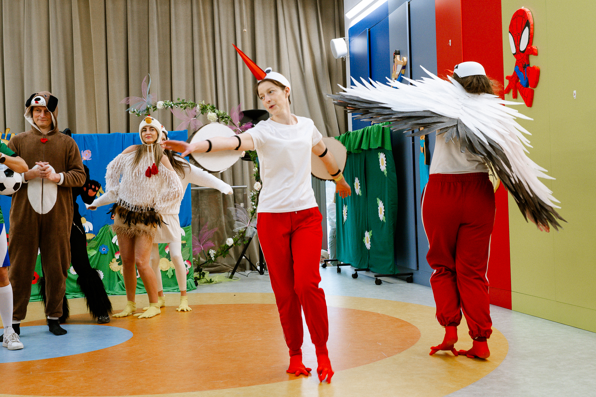 Międzynarodowy Dzień Teatru - Aktorzy w kostiumach podczas przedstawienia Rzepka