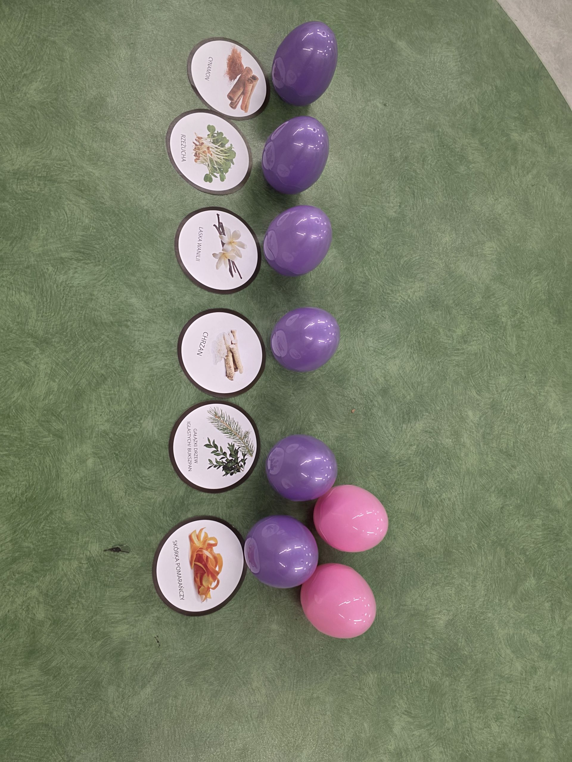 Zagadki zapachowe w pisankach.