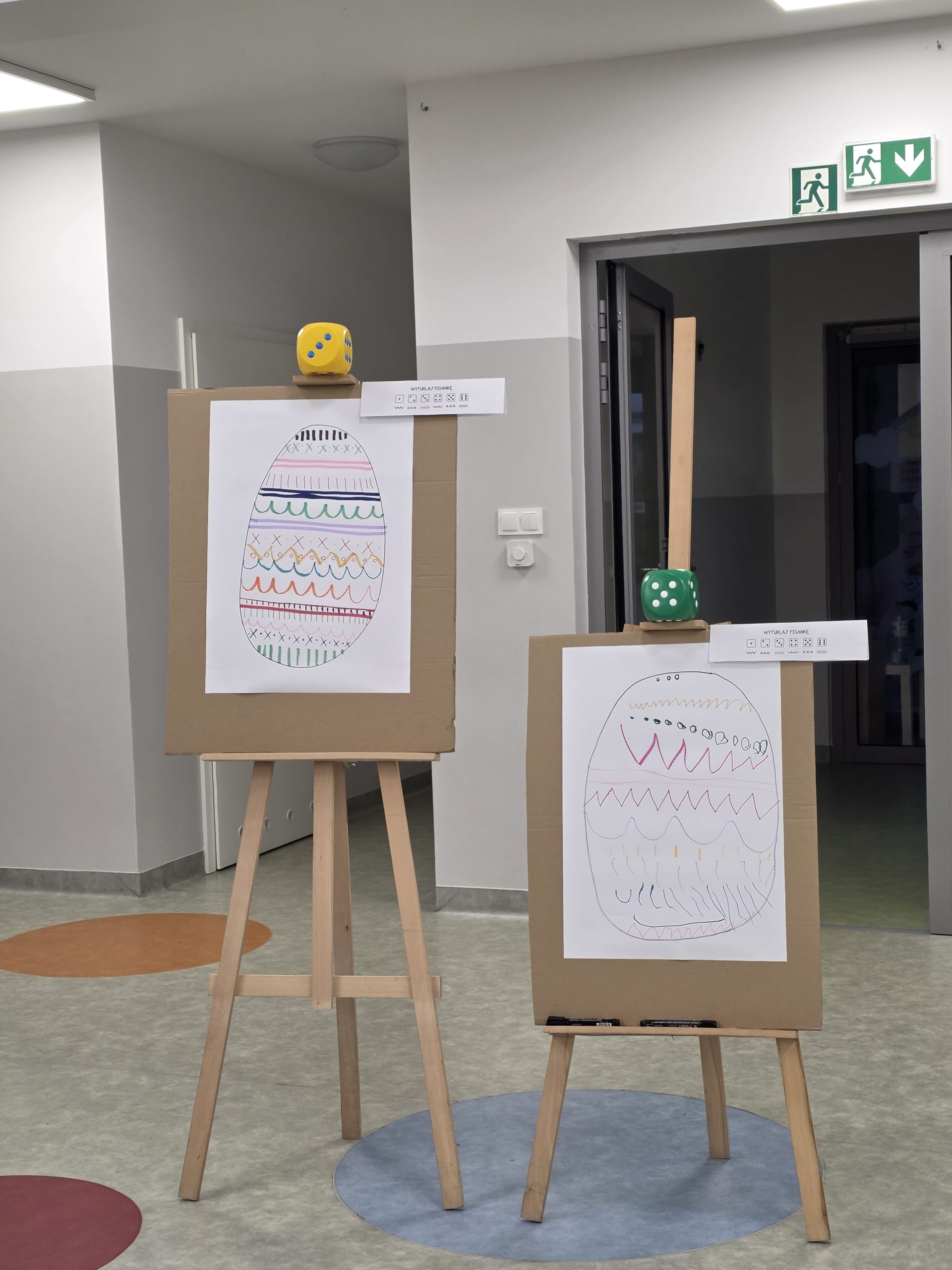 Pisanka namalowana przez dzieci i rodziców.