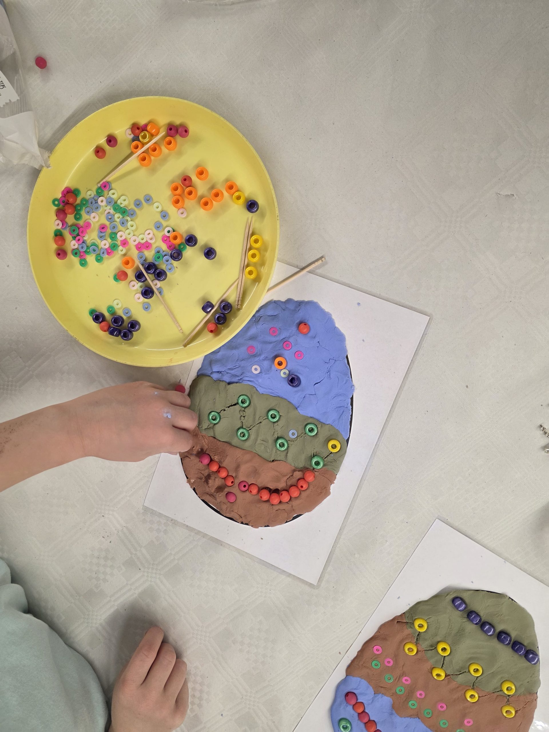 Jajko wielkanocne ozdobione koralikami.