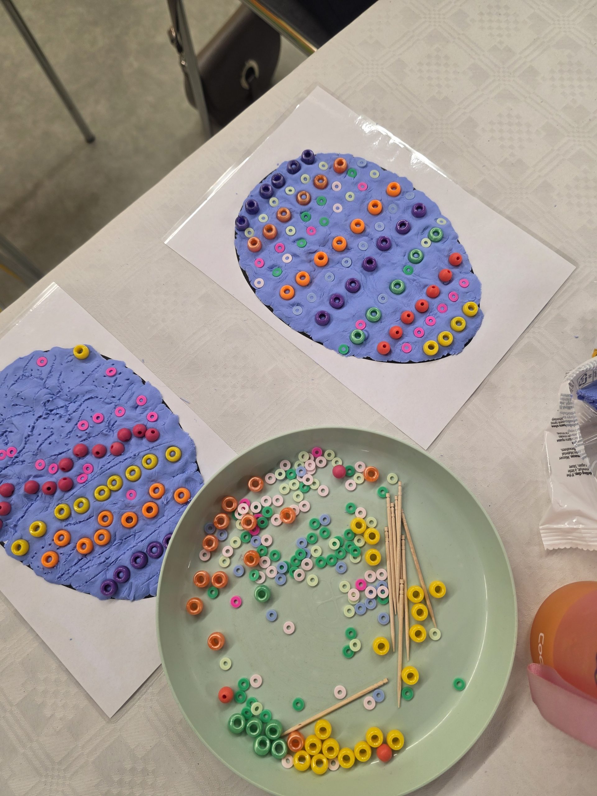 Jajko wielkanocne ozdobione koralikami.