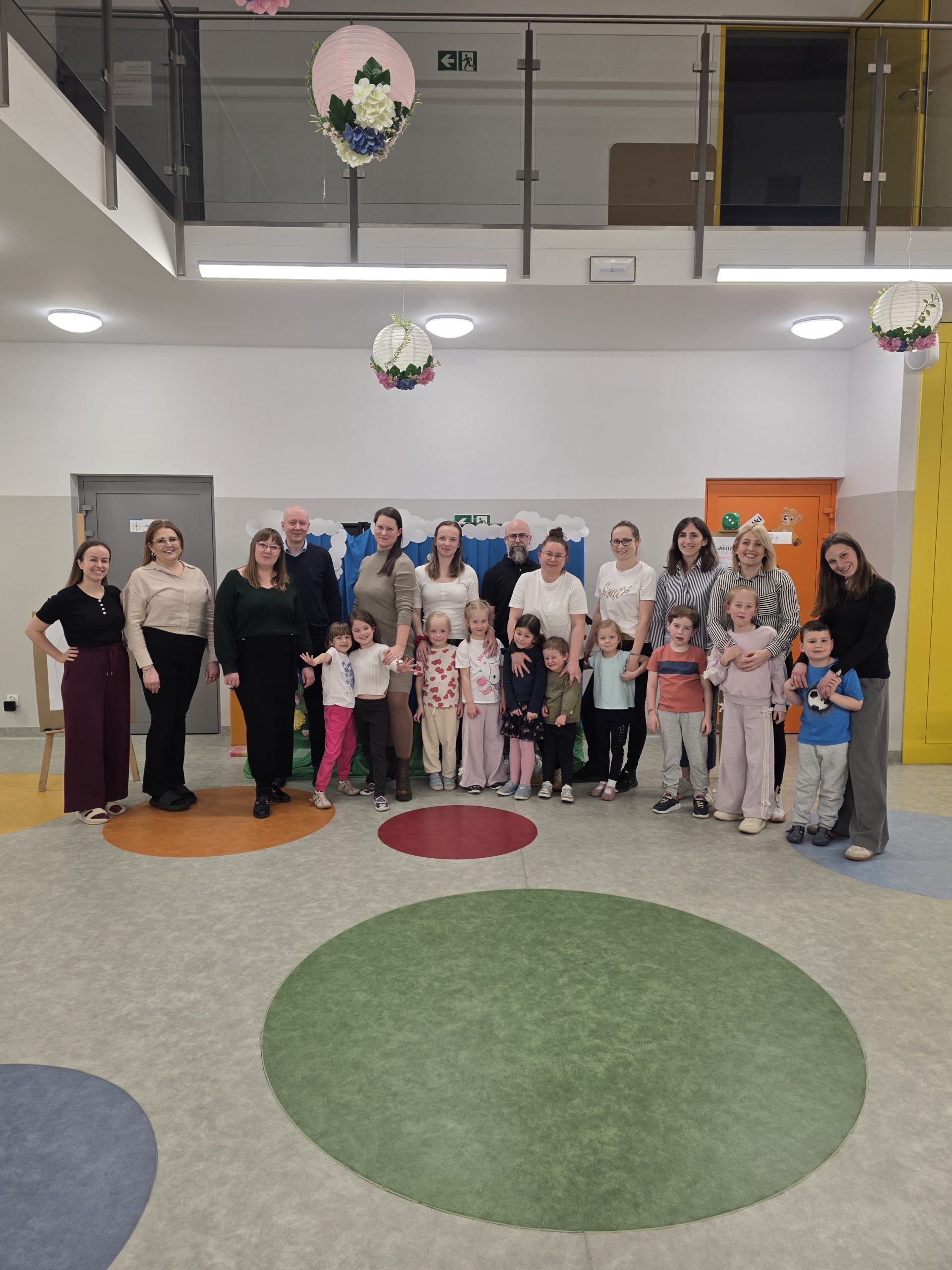 Dzieci i rodzice uczestniczący w zajęciach.