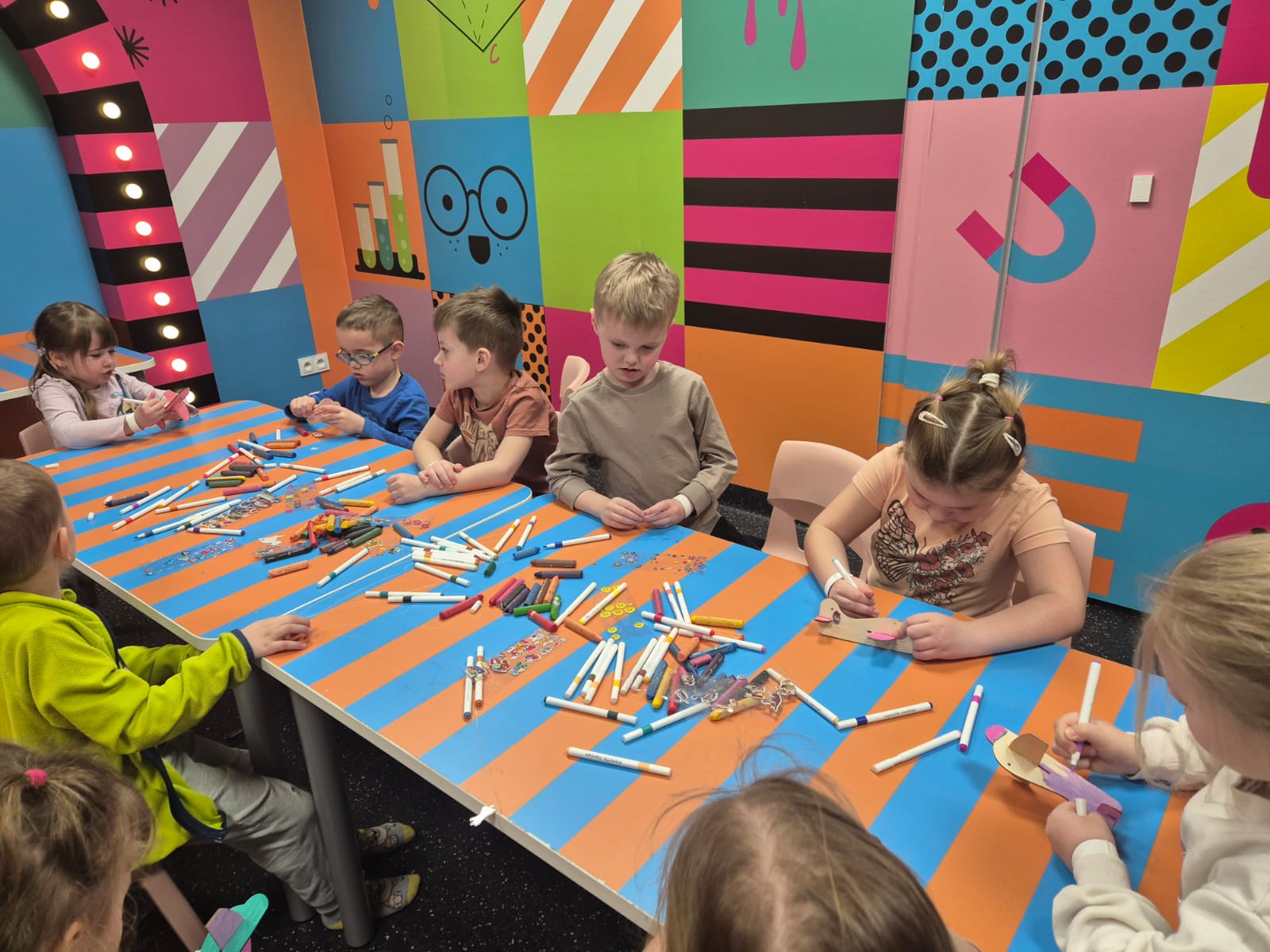 Dzieci wykonują samoloty.