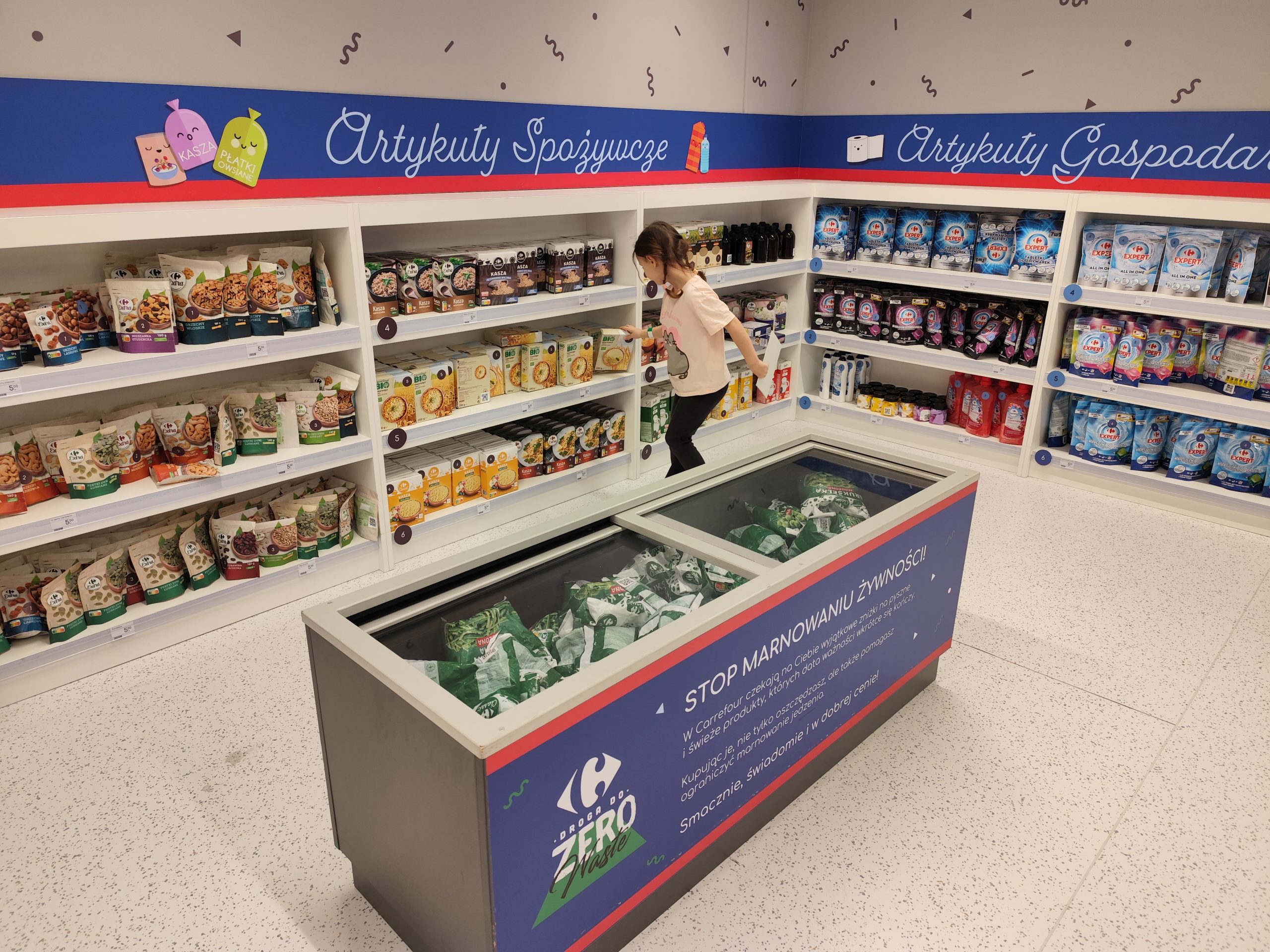 Dziewczynka robi zakupy w sklepie.