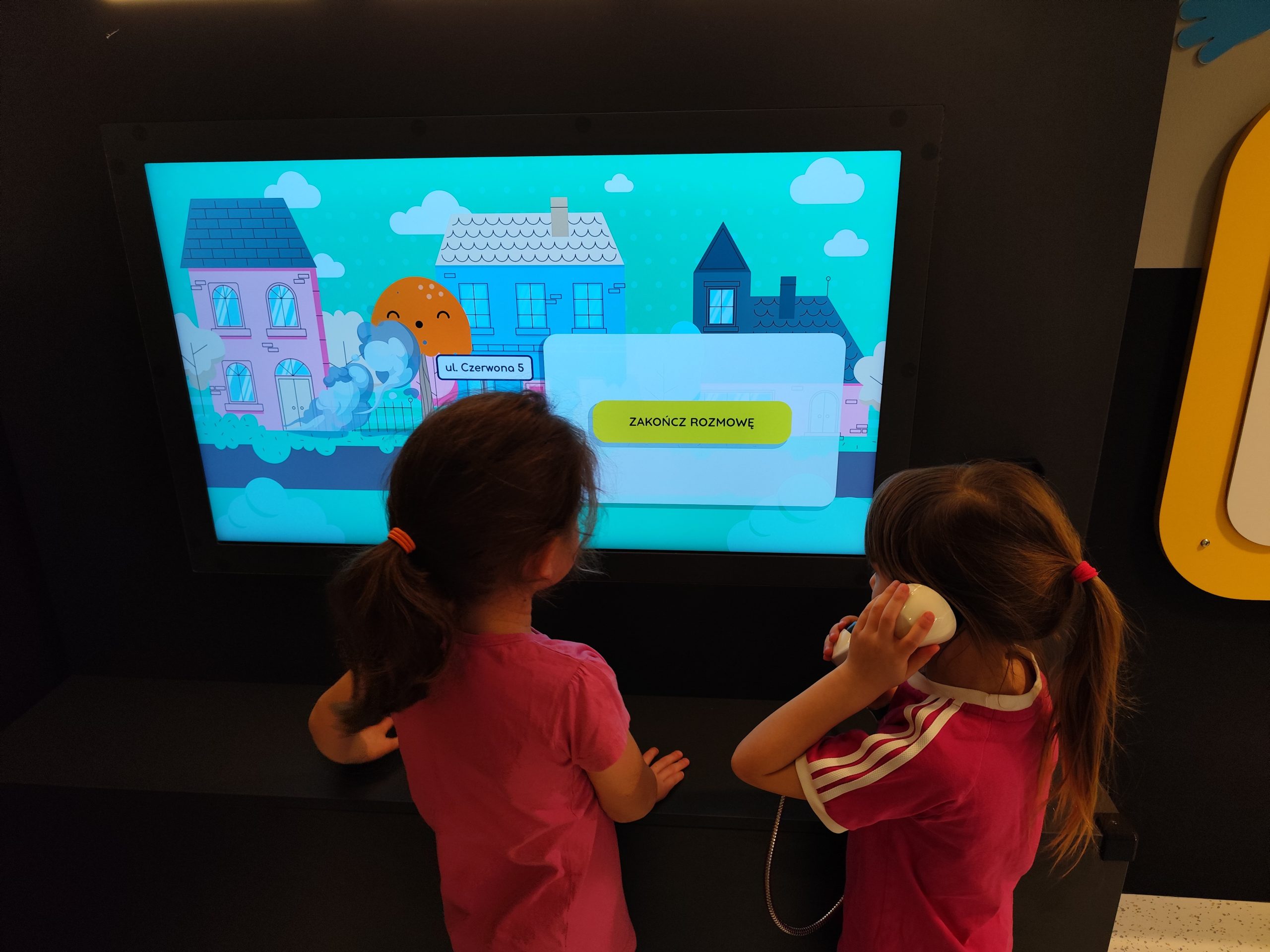 Dzieci dzwonią do służb ratunkowych.