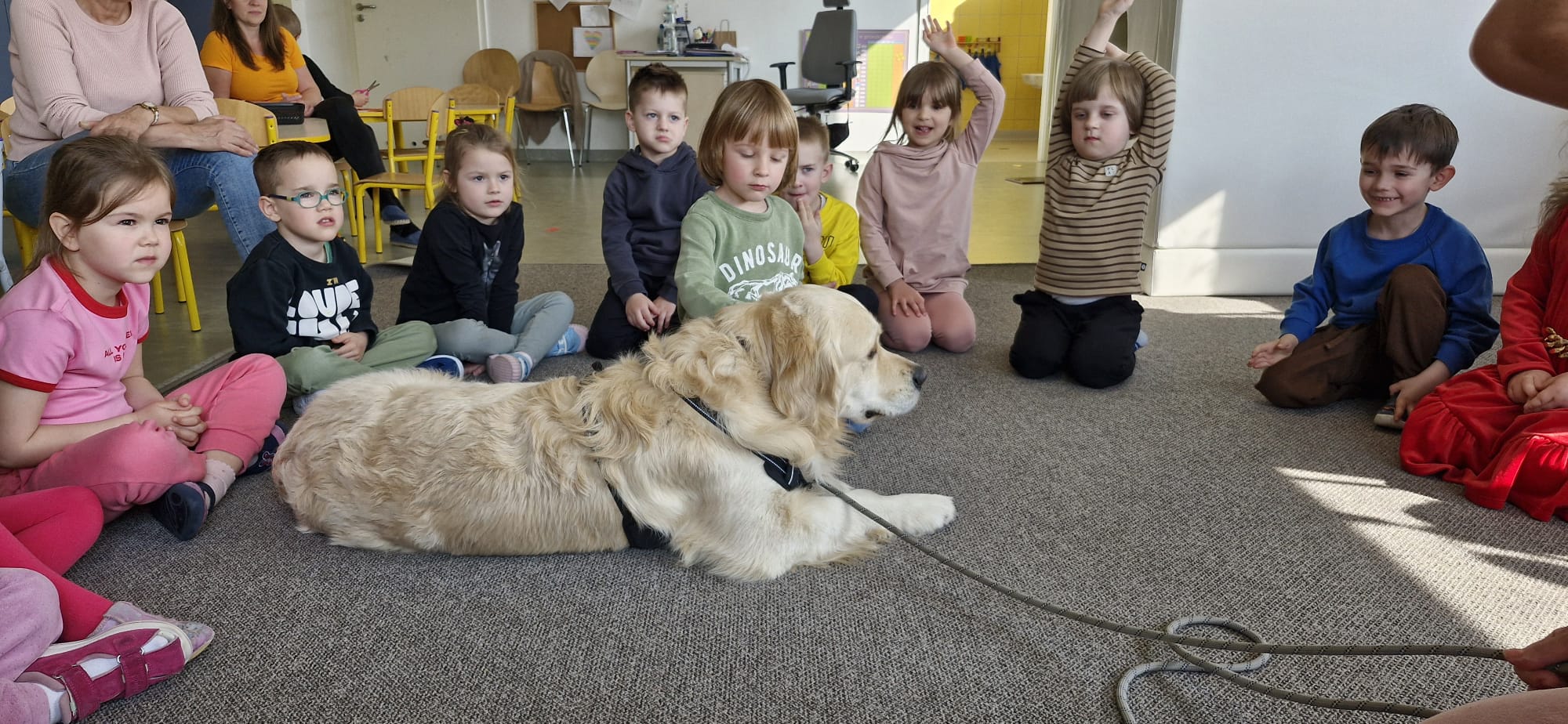 Dzieci z uwagą słuchają Panią.