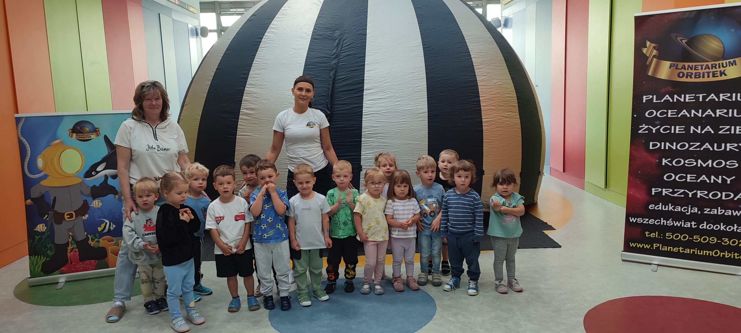 Grupowe zdjęcie dzieci wykonane po obejrzeniu filmu.